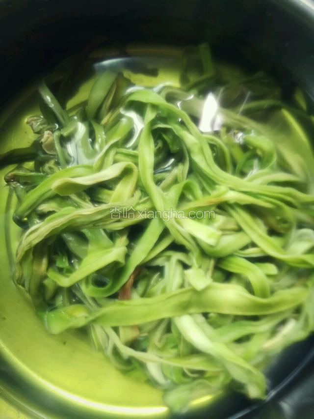 用冷开水洗净两次，洗去晒干过程粘的灰尘。