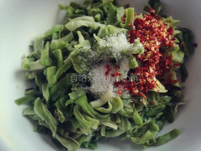 撒盐和辣椒面拌匀。