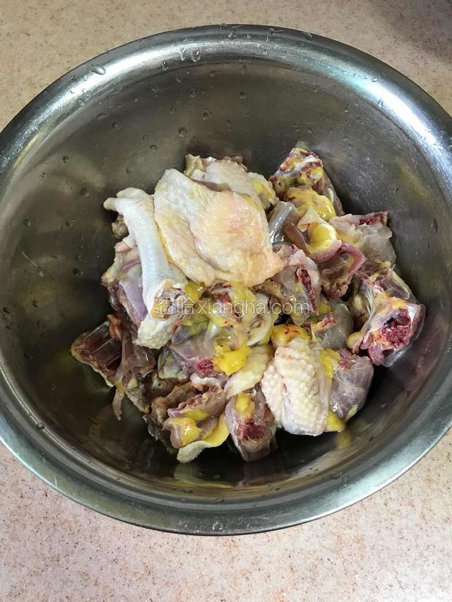 鸡肉洗净剁块。