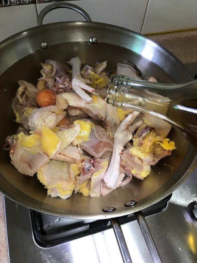 锅内适量清水，鸡肉冷水下锅倒入料酒，敞盖大火烧开。