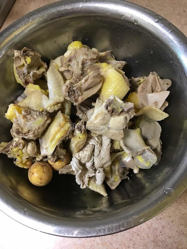 倒出用温水洗净肉块上的浮沫。