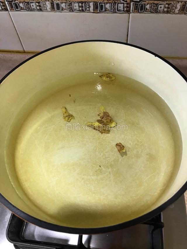 炖锅注入适量清水、拍入老姜。