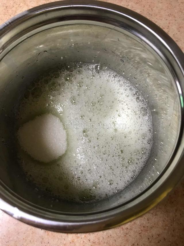 打蛋器调至高速打至大泡加入糖。