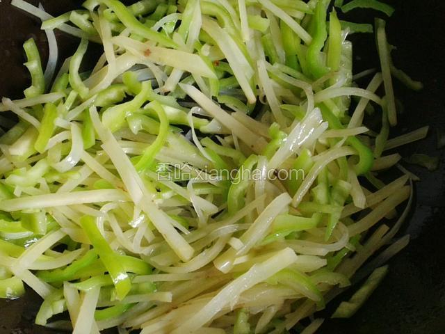 加入尖椒丝，中火煸炒三分钟出锅即食