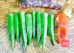 秋葵炒辣肠的做法图解1