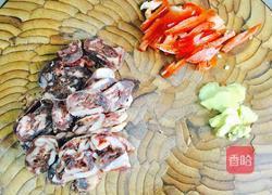 秋葵炒辣肠的做法图解2