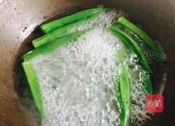 秋葵炒辣肠的做法图解3
