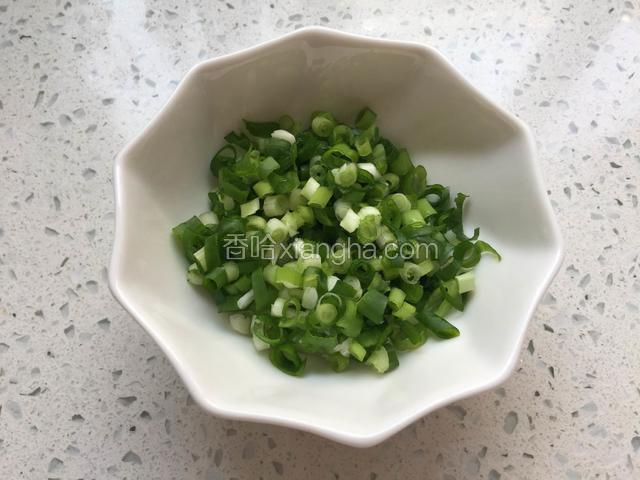 切葱花。