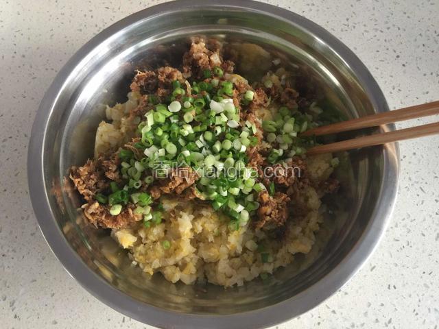 将酸菜，油滋了，葱花放入盆中混合。