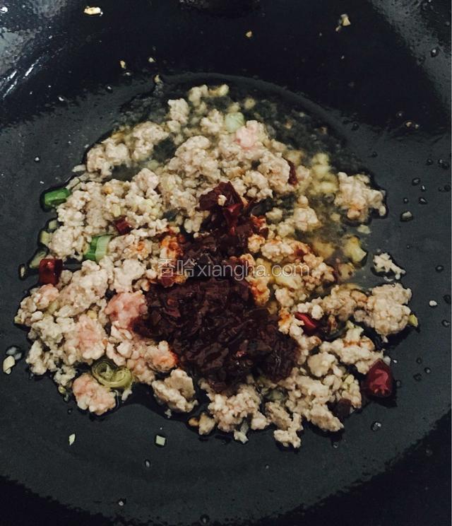 加入郫县豆瓣酱炒匀！