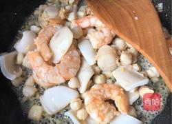 蒜香海鲜面的做法图解7