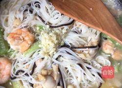 蒜香海鲜面的做法图解10