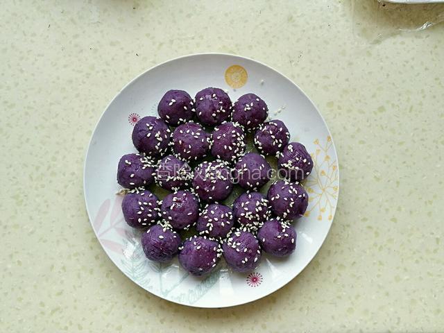 淋入蜂蜜，撒上熟芝麻即可
