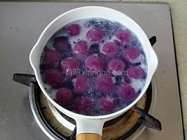 煮3-5分钟，紫薯球全部浮起，捞出即可