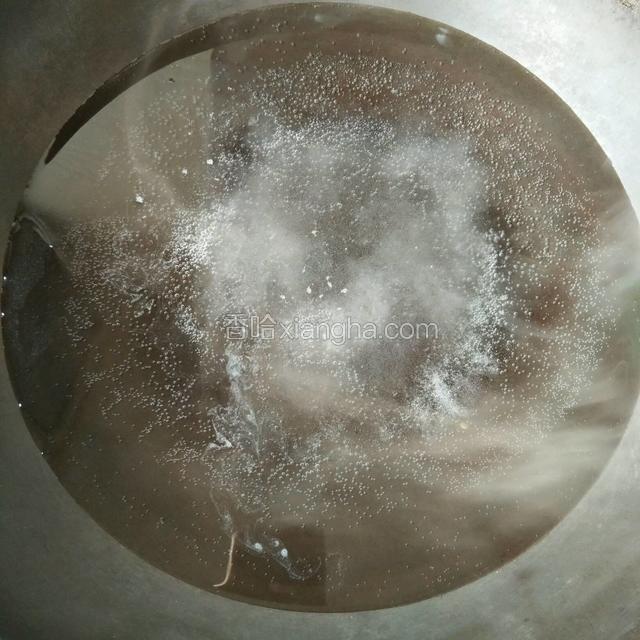 烧一锅水，水开放适量盐
