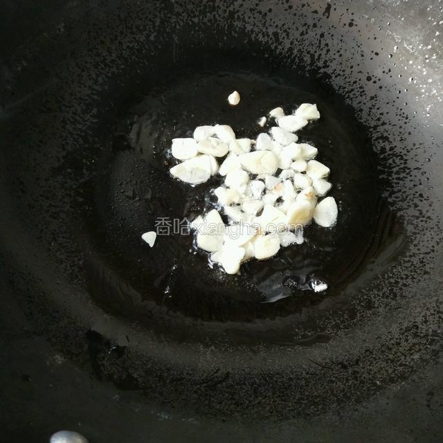 锅里热油，下入蒜片爆香