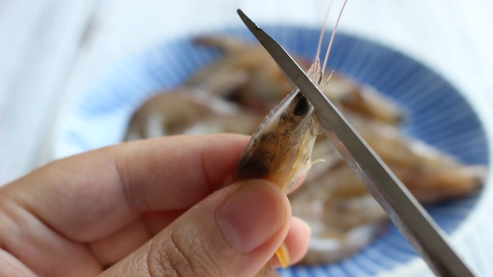 剪掉虾脚和须