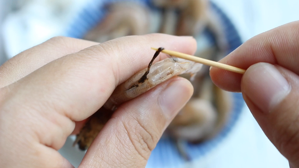 开背，挑出虾线