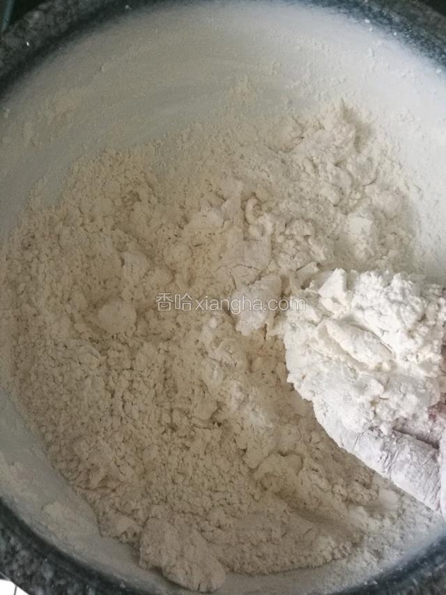 包饺子分为四大步，第一步是和面，饺子面要软硬适度。最好放入一个鸡蛋这样饺皮不粘连。