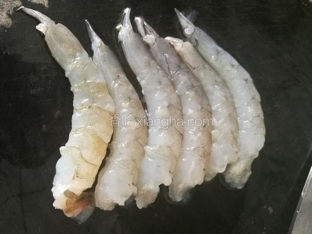 第二步，备馅。厄瓜多尔白虾去虾线虾肠剁碎待用
