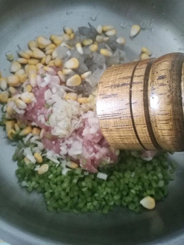 手研磨白胡椒粉加入