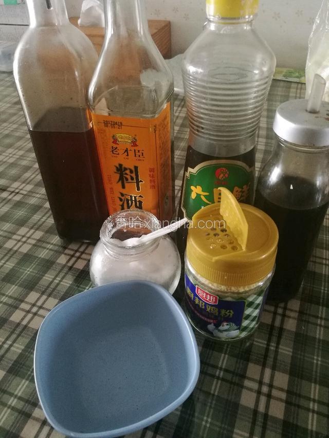 取生抽，酱油，料酒，香油，鸡粉和盐适量混合调成汁