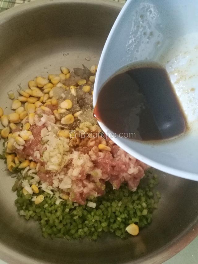 把调汁倒入馅料里
