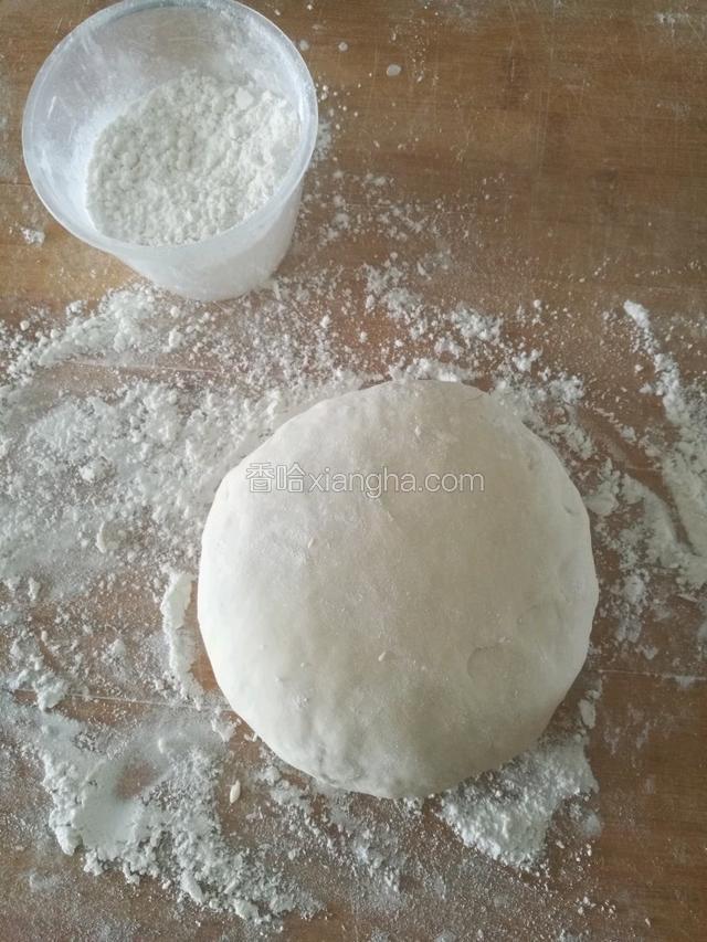 第三步，擀皮。醒好的面有弹性，光泽细腻