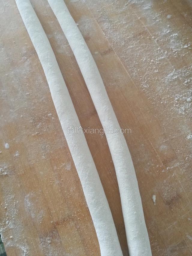 分两部揉成长条，粗细一致
