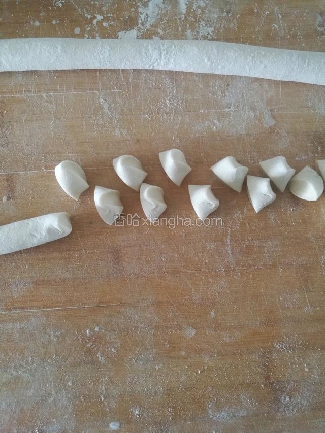 滚刀切成小剂子