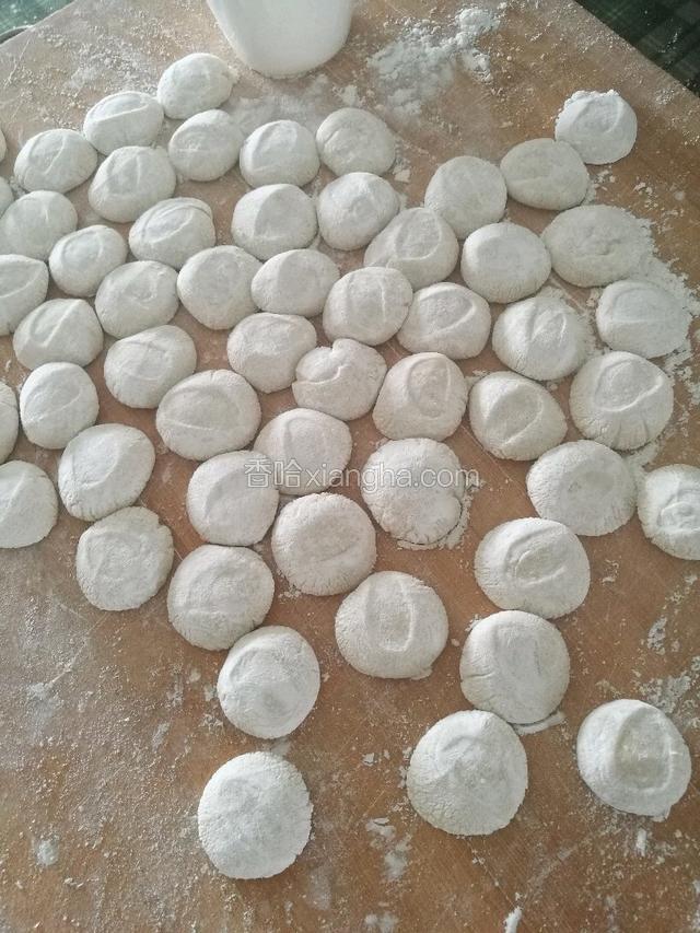 再一个个稍稍捏圆按平，是为的好擀皮