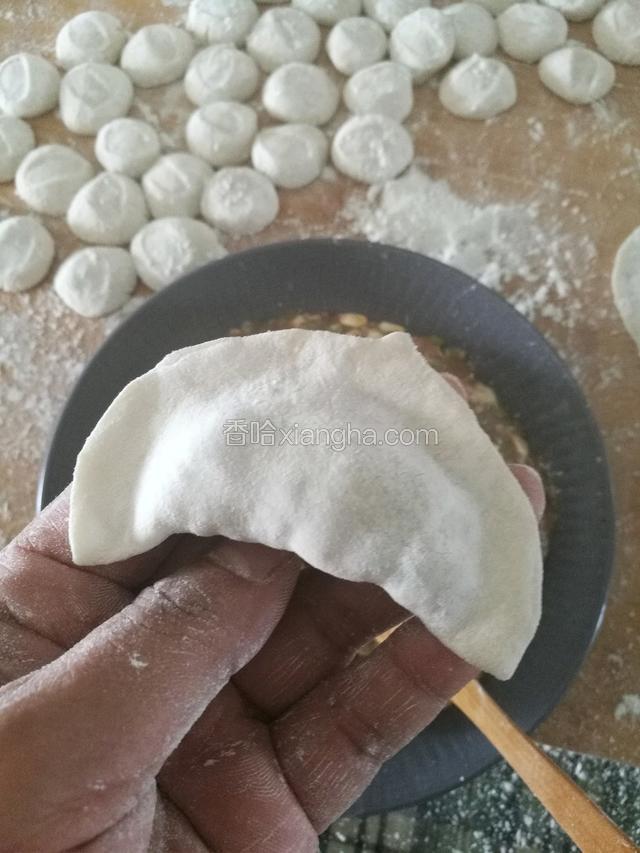然后对折，边缘捏合