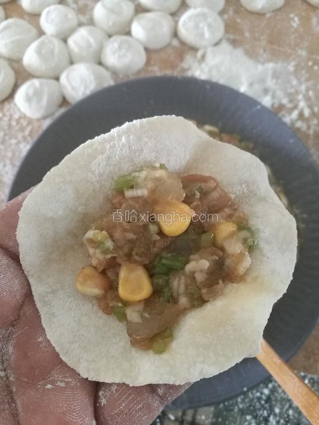 第四步，开始包饺子喽，如图