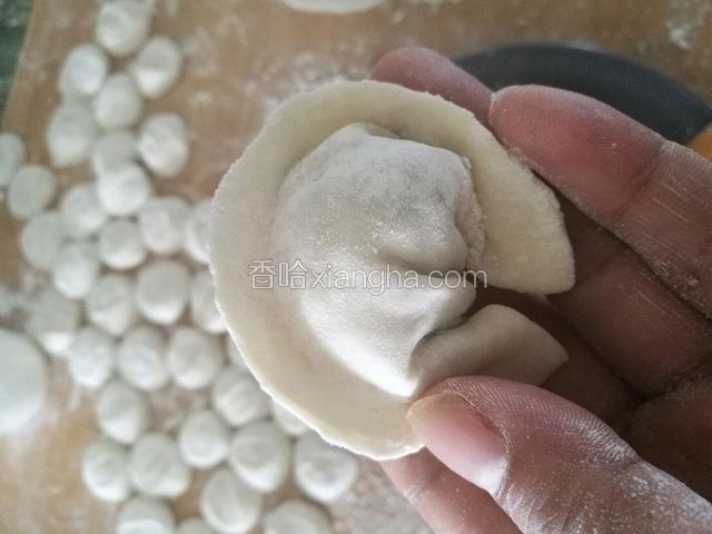 两对角向里捏合就行了。就这样一个个包完。