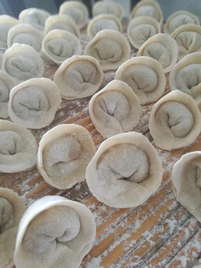 包好的饺子好看吧，像草帽，又像元宝。