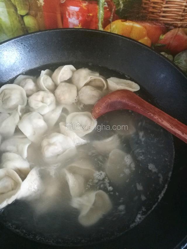 之后沿着锅壁慢慢搅动一下防沾锅。