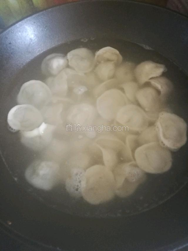 开煮了，水烧开才下饺子煮。要一个一个丢下锅了