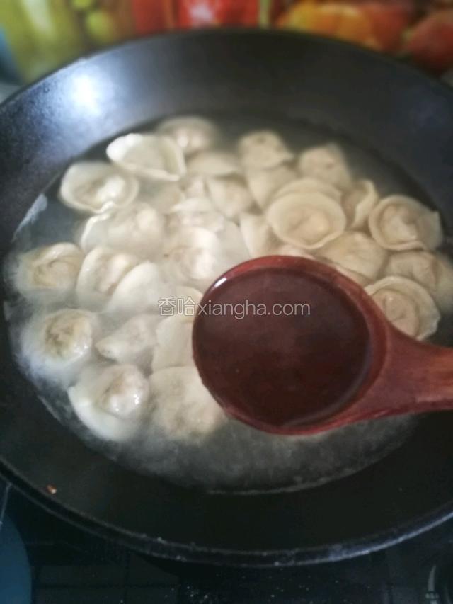 再次开锅后加凉水至翻滚，重复3次这种操作，老话说敞锅煮馅盖锅煮皮，不要盖锅盖。
