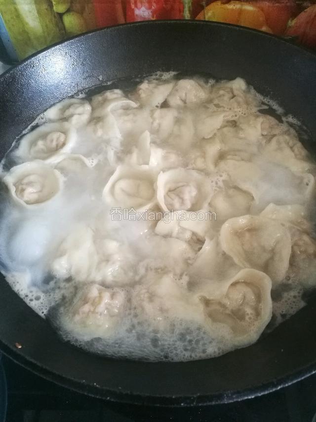 当饺子都浮在水面上就是熟了，可以关火起锅了。