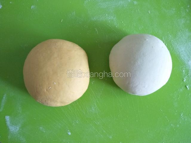 拿出撒上干面粉，分别揉成光滑面团