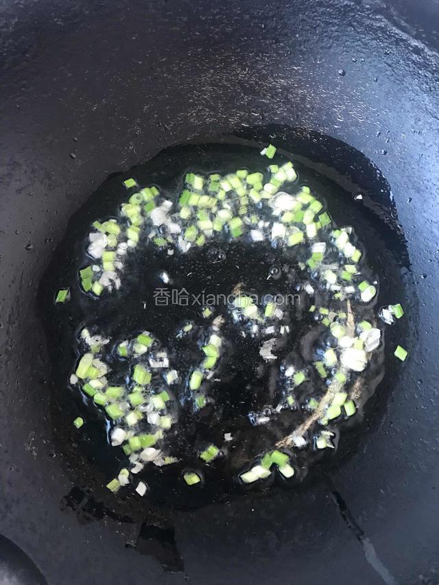 热锅冷油，下入一半葱花，炒一下。