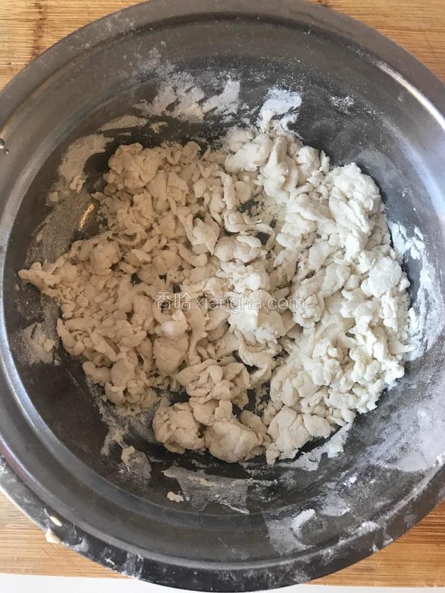 面中一点一点水慢慢加，边加水边搅拌成小面疙瘩。