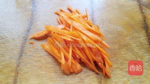 胡萝卜切丝,备用。