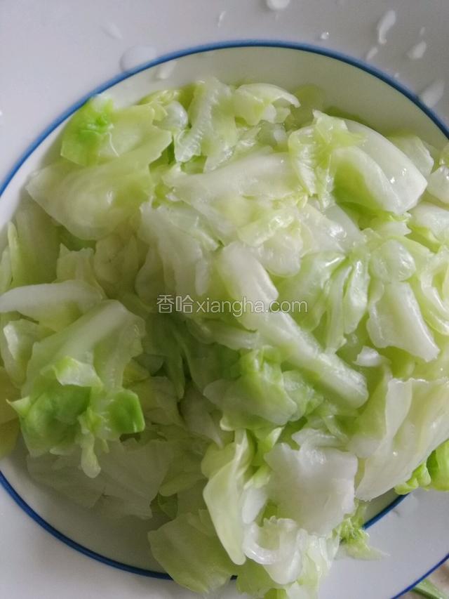 卷心菜拥水焯一下，过凉水，控干