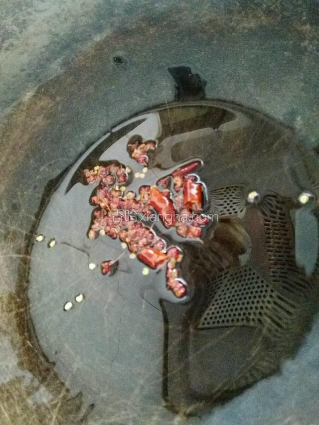 热油下锅，煸炒花椒粒，爆香