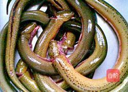 韭菜苔炒黄鳝的做法图解1