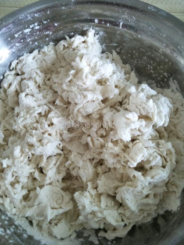 一点一点加入面粉中搅拌成棉絮状