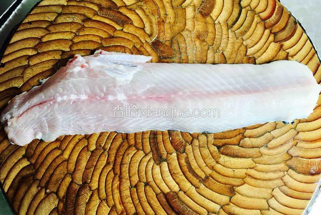 将草鱼取净肉洗净。