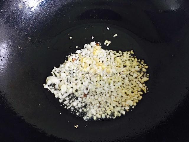 锅中放适量油烧热下姜蒜末爆香。