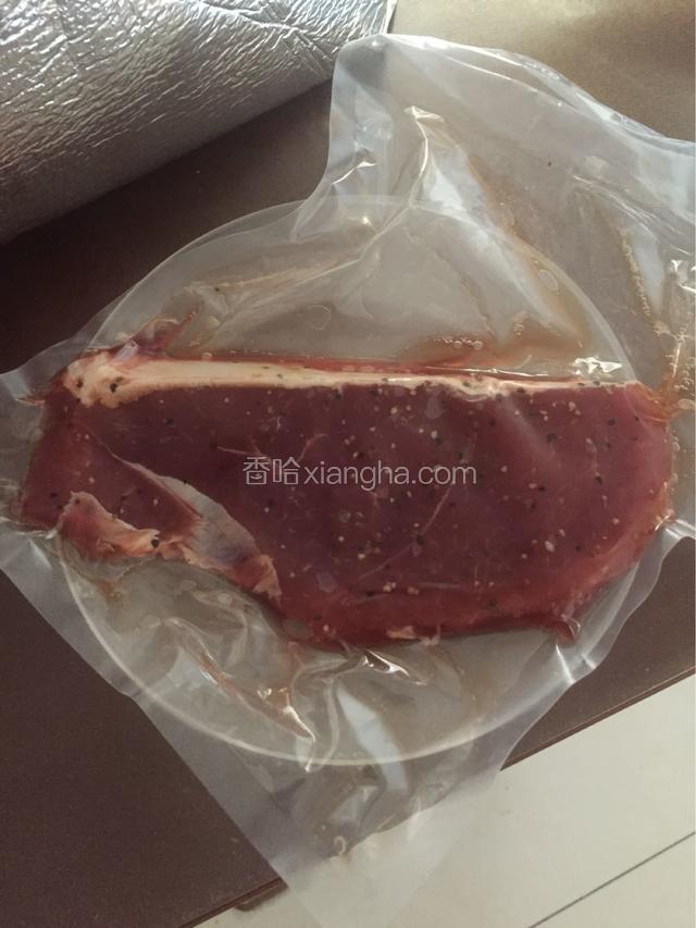 将牛排自然解冻至室温